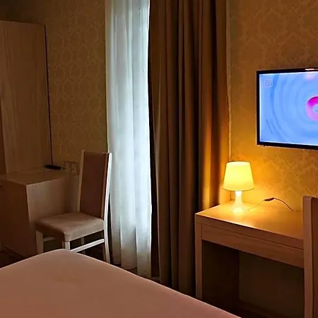 5 Hotel
