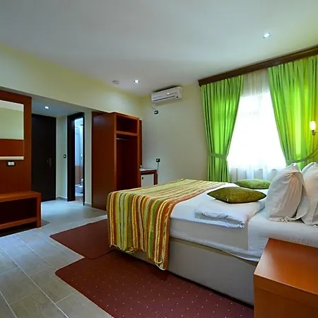 5 3* Tirana